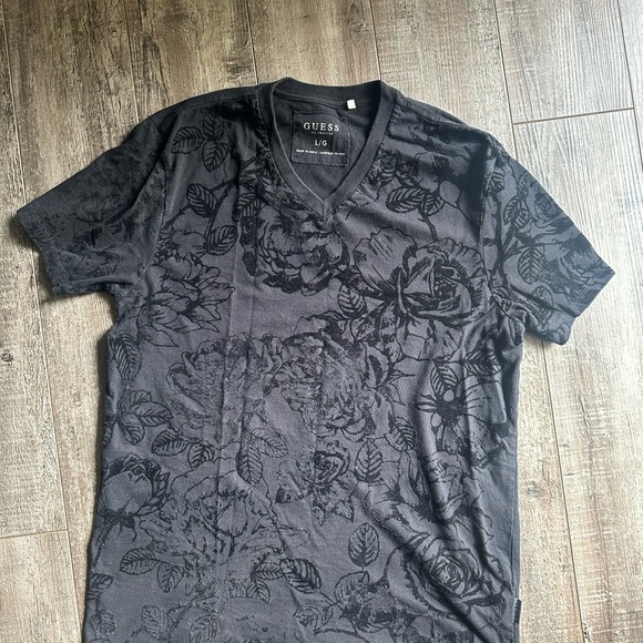 GUESS Charcoal Floral Men's Tee - Picture 1 of 3
